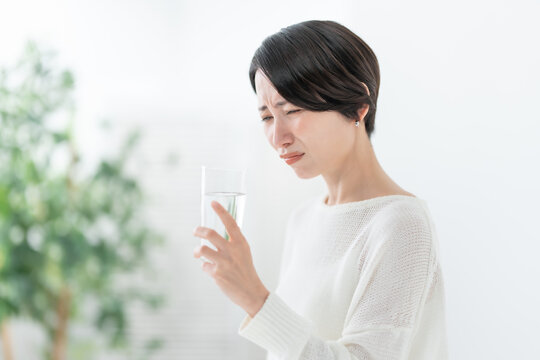 女性　水