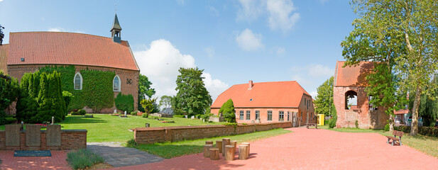 St. Lamberti Kirche in Eckwarden, Budjarden, Niedersachsen © artfocus