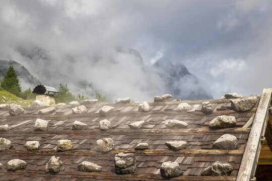 The Ladiz-Alm, the high pasture of the Eng-Alm, shingle roof weighed down with stones, Ladiz-Alm, Karwendel Mountains, Tyrol, Austria