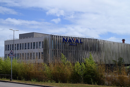 Lorient, France, 2 juin 2026 : Vue ext&eacute;rieure d'un b&acirc;timent de Naval Group de Lorient