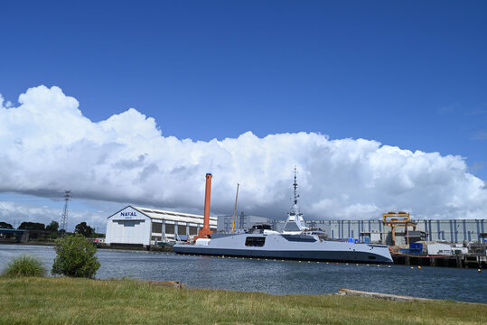 Lorient, France, 2 juin 2026 : Fr&eacute;gate de d&eacute;fense et d'intervention en pr&eacute;paration sur le chantier de Naval Group de Lorient
