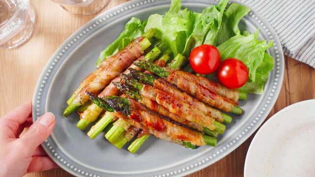 グリーンアスパラガスの豚バラ肉巻き 甘辛く味付けた家庭料理