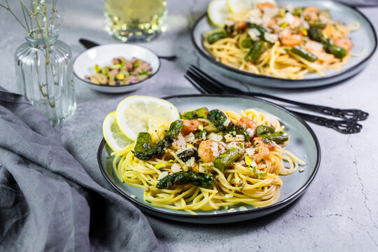 Spaghetti with shrimp green asparagus and lemon sauce