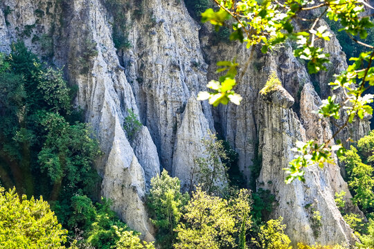 Dorf Tirol, Erdpyramide, Mor&auml;nenschutt, Felsbrocken, S&auml;ule, Schloss Tirol, Waalweg, Wanderweg, Vinschgau, Weinberge, Etschtal, Meran, S&uuml;dtirol, Fr&uuml;hling, Sommer, Italien