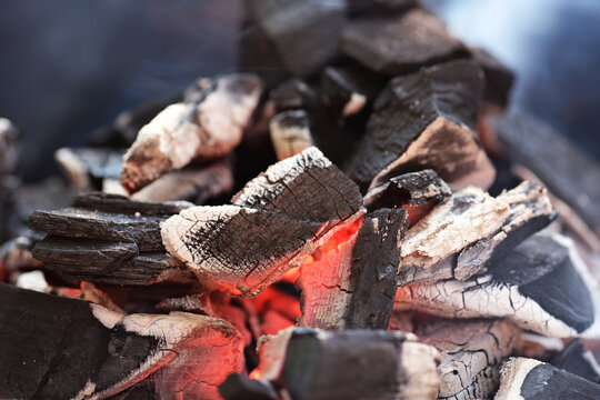 Holzkohlegrill, gl&uuml;hende Grillkohle
