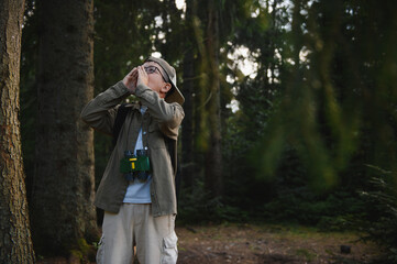 Obraz premium Young explorer shouting for help, lost in the woods