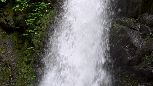 [スロー ]岩肌を流れ落ちる滝　マイナスイオンなどの日本の自然のイメージ動画