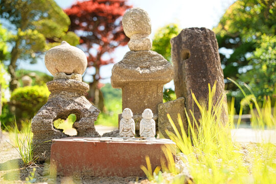 山寺の本坊に佇む小さく可愛らしい二体並んだお地蔵さまと石塔