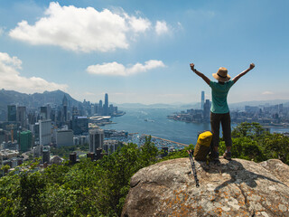 Obraz premium Woman hiking on mountain top in Hong Kong