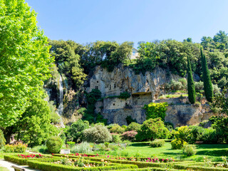 Villecroze, a charming town in the Haut-Var region, boasts a park bordered by rose-lined paths at the foot of a tufa cliff with caves from which an impressive waterfall cascades © Marc