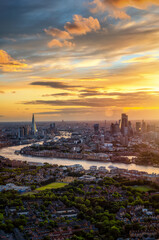 Obraz premium High, panoramic view of London in England during a summer sunset with beautiful cloudscape and golden sunlight