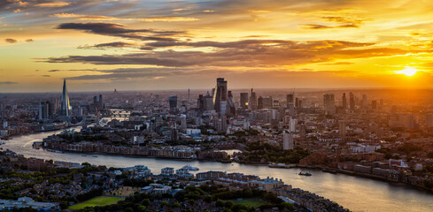 Obraz premium Panoramic view of the cityscape of London, United Kingdom, from London Bridge to Shoreditch and beyond during a golden summer sunset