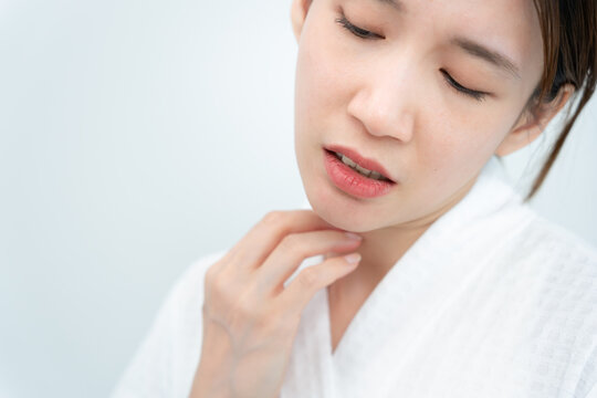 Skin and beauty problems Women have itchy skin and red rashes from cosmetic allergies, steroid allergies, sensitive skin, redness from sunlight, chemical allergies, rashes, insect bites.
