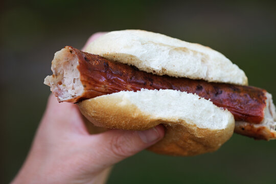 Bratwurst im Br&ouml;tchen essen