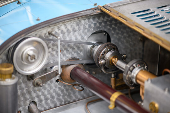 Tableau de bord ancien de voiture de course de collection, parqu&eacute;e sur un espace  au grand prix de Pau classique / historique