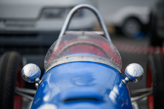 pare brise, ancien de voiture de course de collection, parqu&eacute;e sur un espace  au grand prix de Pau classique / historique