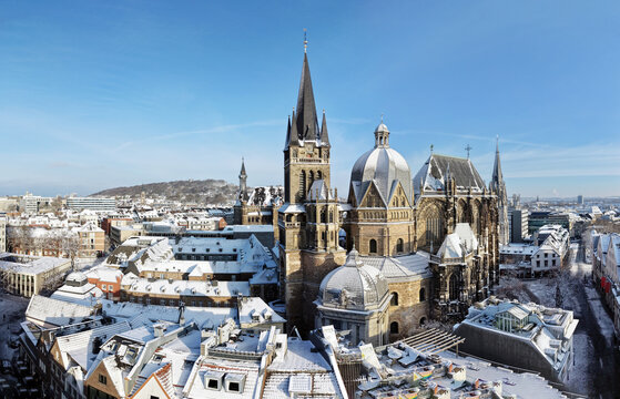 Luftaufnahme von Aachen mit Aachener Dom, Rathaus und Skyline im Winter mit Schnee
