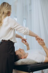 Obraz premium Female therapist performing energy healing session on man