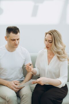 Woman psychologist consulting male client about agreement