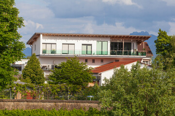 Fototapeta premium Modernes Wohngebäude, Rosenheim, Oberbayern, Bayern, Deutschland