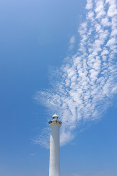 White lighthouse under blue sky with cirrocumulus clouds in Okinawa, Japan
沖縄・残波岬灯台と青空に広がるうろこ雲