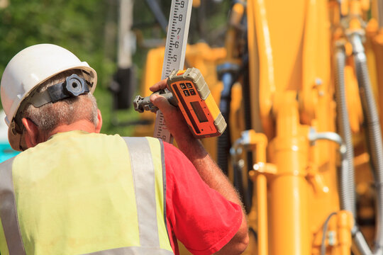 Construction supervisor with electronic surveying rod
