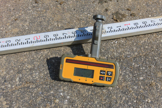 Electronic surveying rod for construction project