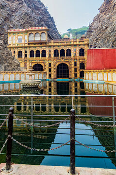 Eindr&uuml;cke des Galta Kund. Ein alter Hindutempel mit Quelle N&auml;he der Stadt Jaipur, im Bundesland Rajasthan, Indien