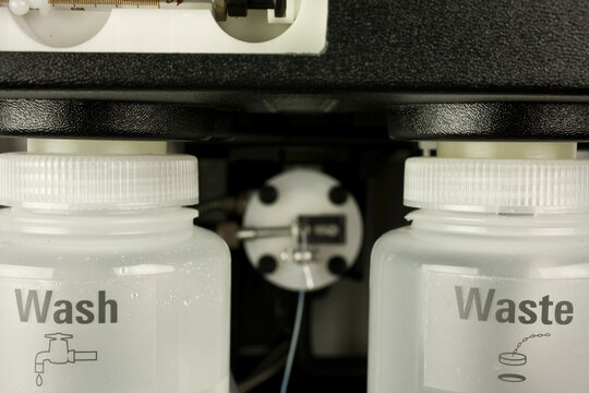 Wash and waste collection vessels for atomic absorption autosampler