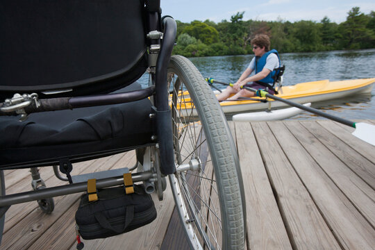 Woman with spinal cord injury preparing for a boat race