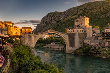 Naklejka premium Stari Most, wiederaufgebaute alte Brücke bei sonnenuntergang, Altstadt, Mostar, Bosnien und Herzegowina, 18.05.2026 