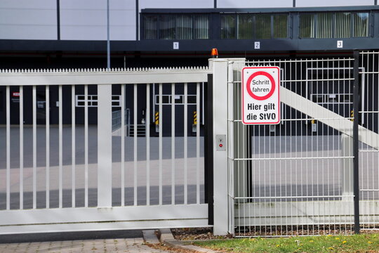 Werkstor mit Warnlampe und Schild