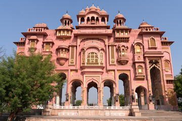 Fototapeta premium Grand Pink Patrika Gate Monument in Jaipur Rajasthan India Featuring Intricate Traditional Architecture Vibrant Arches and Ornate Details for Travel and Tourism Marketing