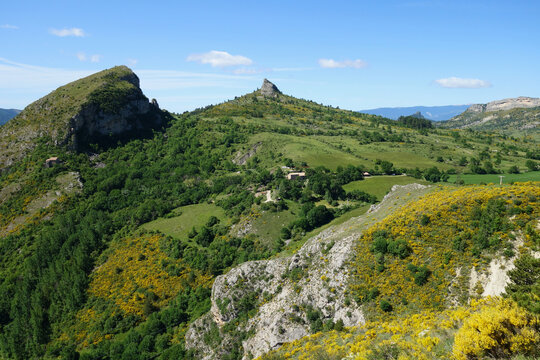 Rocher de Dromon et Plateau de Saint-Geniez. G&eacute;oparc - Saint-Geniez - Massif des Monges - Alpes-de-Haute-Provence.