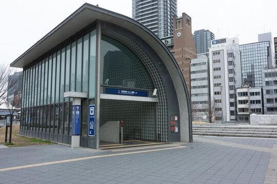 中央公会堂を映し出す、京阪中之島線なにわ橋駅のスタイリッシュな外観