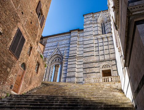 Treppe zum Dom in der Via di Monna Agnese, Duomo di Siena, Romanisch Gotischer Dom mit Mosaiken, Piazza del Duomo, Siena, Toskana, Italien