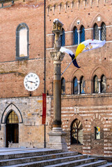 Naklejka premium Das Complesso Museale Santa Maria della Scala am Piazza del Duomo, Siena, Toskana, Italien