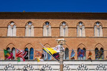 Naklejka premium Das Complesso Museale Santa Maria della Scala am Piazza del Duomo, Siena, Toskana, Italien