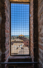 Naklejka premium Facciatone, Ausblick durch das Gitter im Turmfenster auf den Duomo di Siena, Toskana, Italien