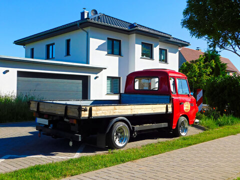 Boitzenburg, Boitzenburger Land, Landkreis Uckermark, Bundesland Brandenburg, Deutschland - 25. Mai 2026: B1000 Barkas mit Pritsche - Aufschrift - VEB Minol