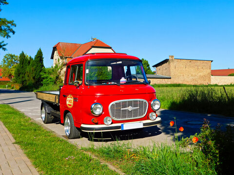 Boitzenburg, Boitzenburger Land, Landkreis Uckermark, Bundesland Brandenburg, Deutschland - 25. Mai 2026: B1000 Barkas mit Pritsche - Aufschrift - VEB Minol