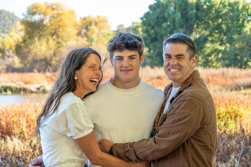 Fototapeta premium Family embraces outdoors in sunny field