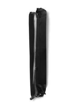 Tira vertical de cinta aislante negra sobre fondo blanco. Tira vertical de cinta aislante negra. Recurso gr&aacute;fico minimalista para p&oacute;steres, maquetaci&oacute;n y dise&ntilde;o editorial.
