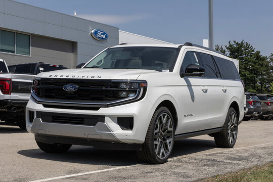 Ford Expedition Max Platinum 4X4 SUV at a dealership. Ford offers the Expedition with a 3.5L HO EcoBoost V6 engine. MY:2026