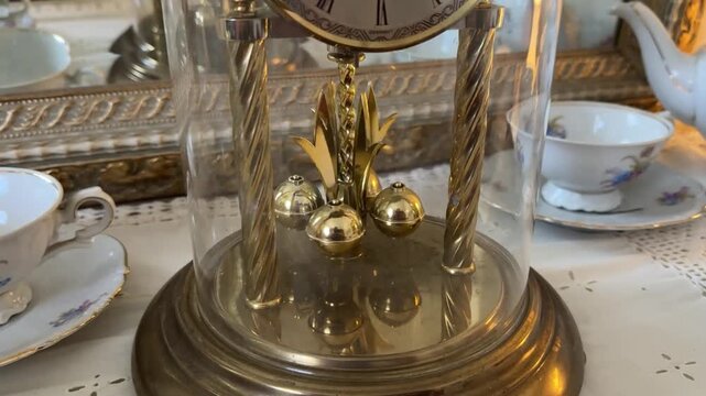 Torsion pendulum clock moving