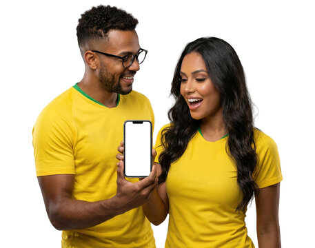 Casal Jovem com Camisa da Sele&ccedil;&atilde;o Brasileira Segura Celular para Mockup