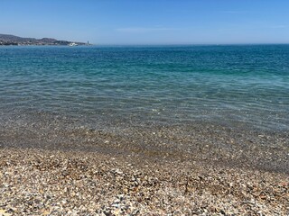 Czysta, przejrzysta woda i kamienista plaża w Maladze, Hiszpania – Costa del Sol © Grzegorz Polak