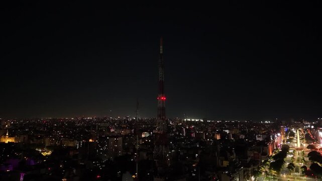 Antena urbana en la Avenida 9 de Julio de noche en Buenos Aires, ciudad nocturna, tecnolog&iacute;a, telecomunicaciones