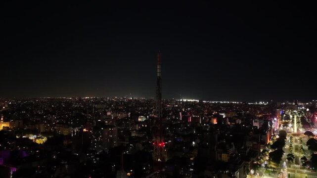 Antena urbana en la Avenida 9 de Julio de noche en Buenos Aires, ciudad nocturna, tecnolog&iacute;a, telecomunicaciones