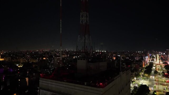 Antena urbana en la Avenida 9 de Julio de noche en Buenos Aires, ciudad nocturna, tecnolog&iacute;a, telecomunicaciones